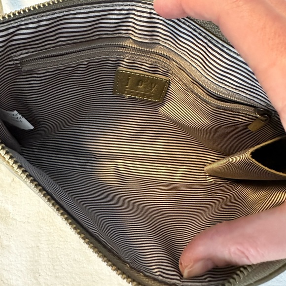 Super cute olive green color cross body bag - Picture 3 of 3